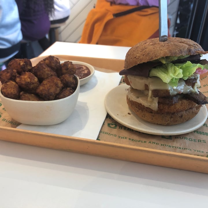 review photo of Next Level Burger Brooklyn Super spicy Stacked Chick’n shared by @jrororo on 04 Oct 2020 - review