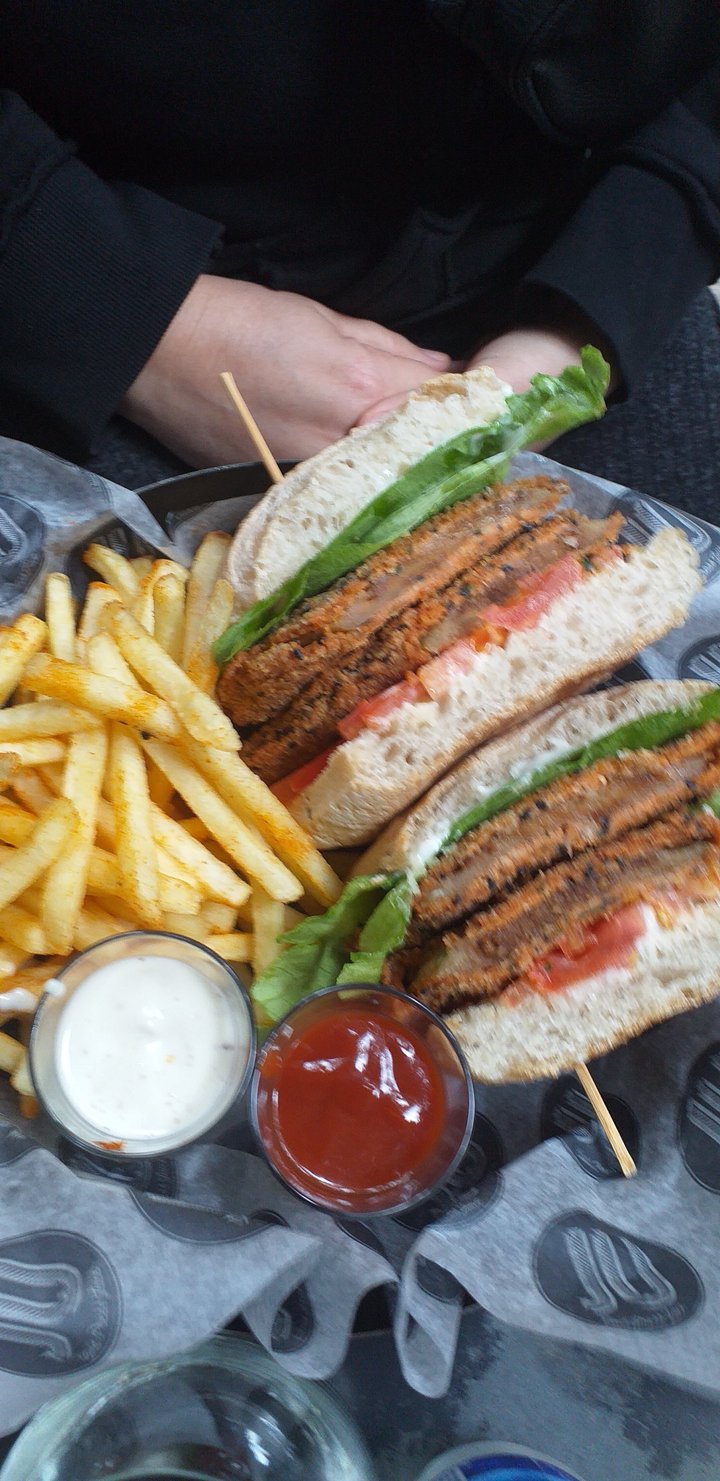 review photo of JU Vegano Sandwich De Milanesa De Berenjenas shared by @lusi7 on 28 Jul 2022 - review