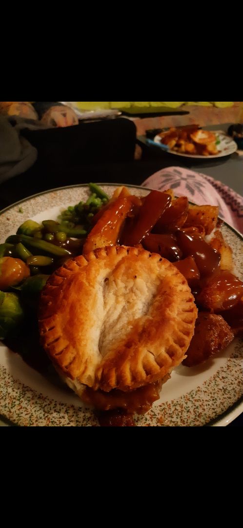photo of Linda McCartney's 2 vegetarian Country pies shared by @flobadob on  27 Mar 2020 - review