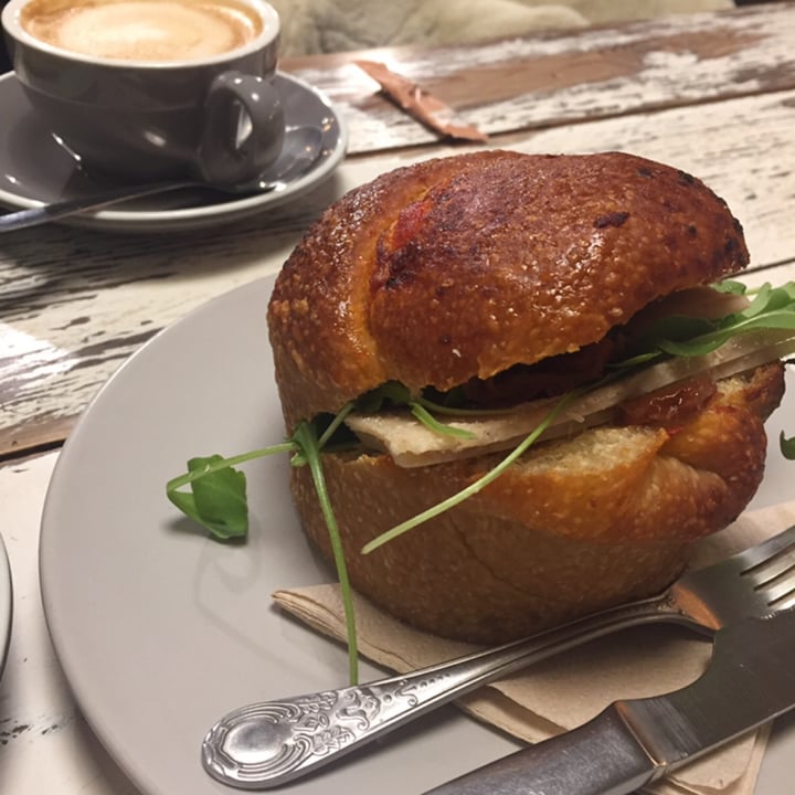 photo of Delightcious Cake Shop Cafe, Cafeteria Pastisseria Roll salado de tomates secos shared by @allarosc on  16 Mar 2022 - review