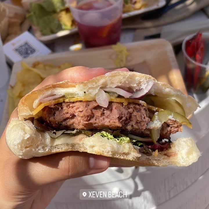 photo of Xeven Beach Club Vegan burger shared by @elenablopez on  11 Jul 2022 - review