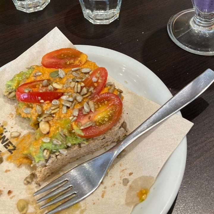 photo of Café Martínez Tostada De Hummus,Palta Y Tomate shared by @lunavanmeegroot on  14 Mar 2022 - review