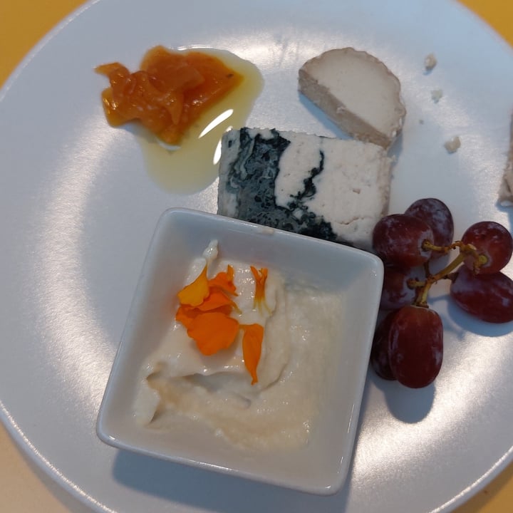 photo of Interno TRE mix di formaggi vegani shared by @gemmaviva on  31 Oct 2022 - review