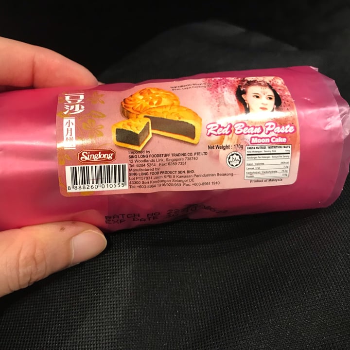 review photo of Singlong Red Bean Paste Moon Cake shared by @puppysbff on 29 Aug 2022 - review