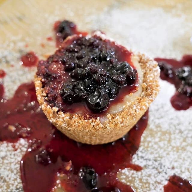Foto do prato “Cheesecake Con Frutti Di Bosco Caldi”