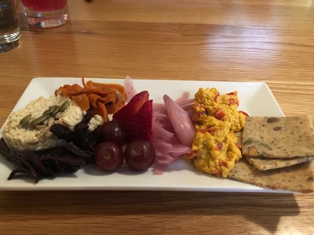 Foto del plato “Vegan Fauxcuterie Plate”