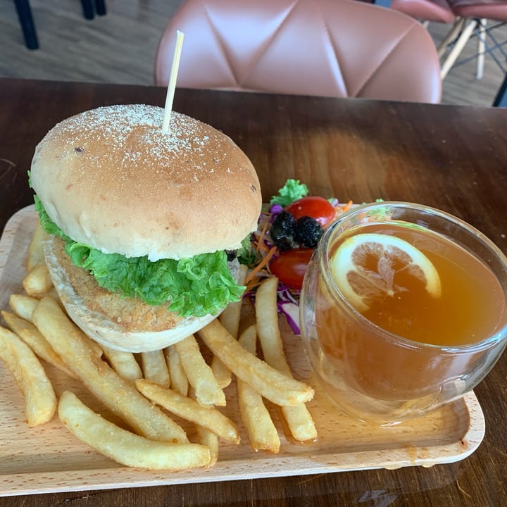 photo of nomVnom Bistro Classic Soy Burger shared by @tannfluffycowgomoo on  17 Jun 2022 - review