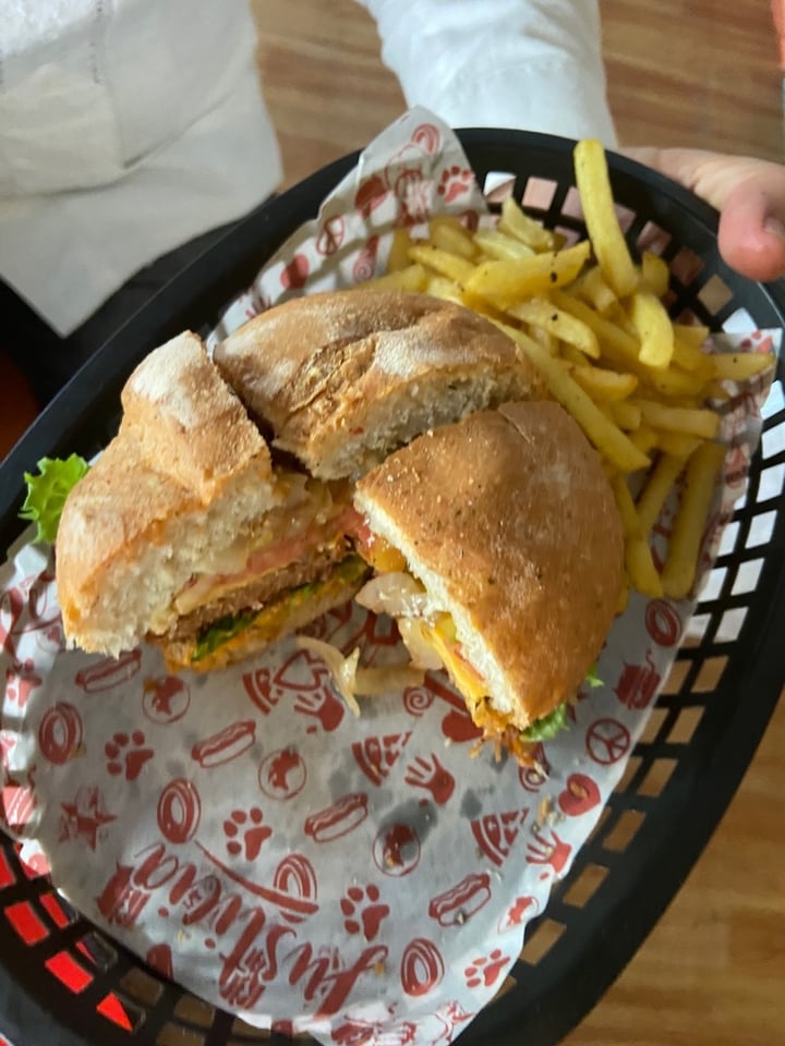 photo of Pan D'Monium Chilpancingo Hamburguesa Beyond Meat shared by @ilse on  05 Apr 2020 - review