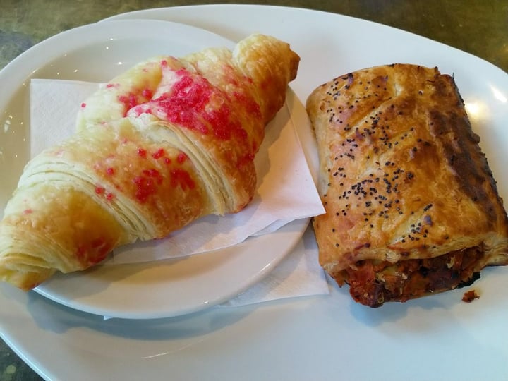 photo of Caffè Nero Gloucester Road Vegan Sausage Roll shared by @matthewingate on  08 Jan 2020 - review