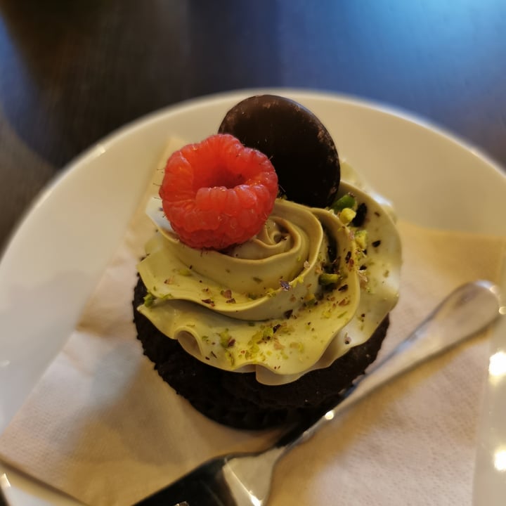 photo of Tauer Bakery Cupcake The Best shared by @posataverde on  12 Feb 2022 - review