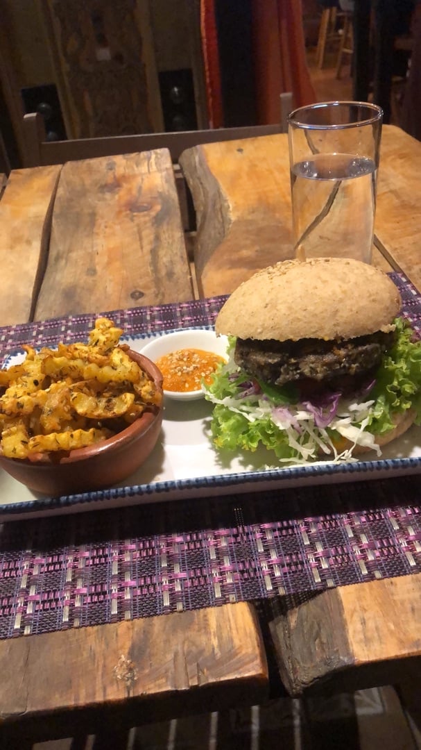 photo of Raíz Cocina Saludable Hamburguesa de porotos shared by @victoria90 on  09 Feb 2020 - review