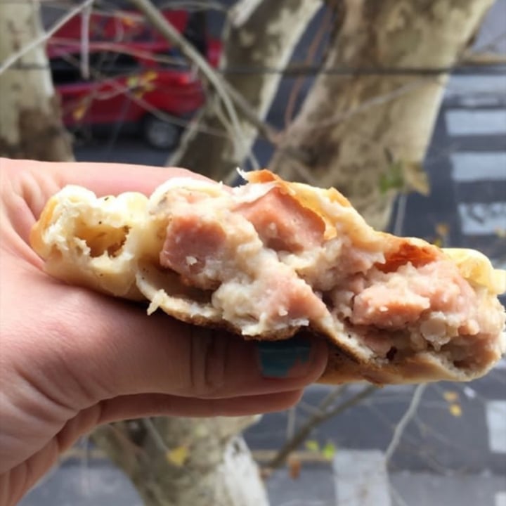 photo of Fourmi Vegan Empanada de jamón y queso shared by @cintiachacon on  22 May 2020 - review