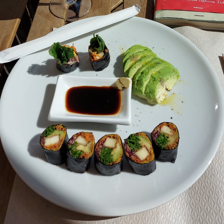 photo of Écru Sushi roll, 7 pezzi, con tagliata di Avocado shared by @notacow on  21 Aug 2022 - review