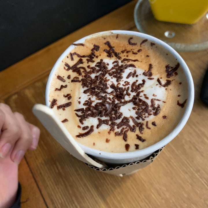 photo of Mönt take away Cappuccino con leche de almendra shared by @xcuasidelictualx on  05 Jul 2021 - review