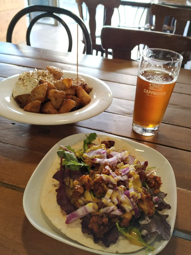 Foto del plato “Patatas bravas con alioli vegano”