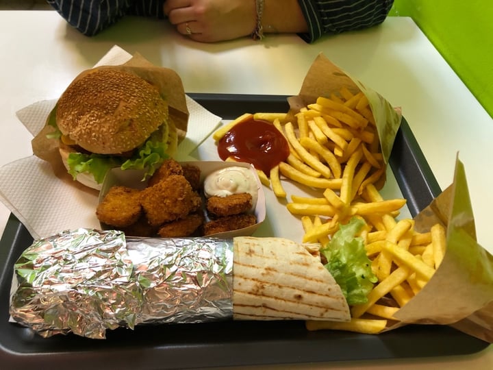 photo of Fari's Vegan Chickenwrap shared by @m4dceropterix on  10 Mar 2020 - review