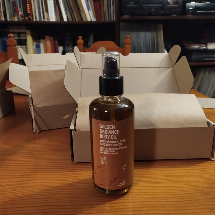review photo of Freshly Cosmetics Golden Radiance Body Oil shared by @violetapiruleta on 13 Jan 2021 - review