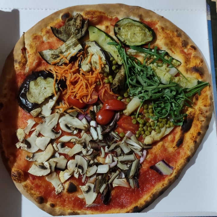 photo of Bar Pizzeria Da Sergio & Mary Pizza rossa con verdure shared by @viveregreenn on  16 Apr 2022 - review