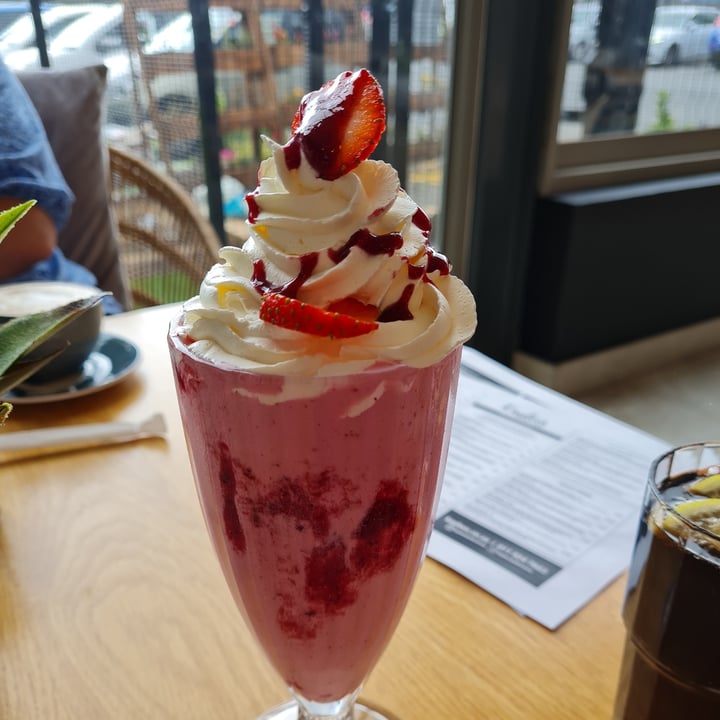 photo of Kaylee's Eatery Strawberry Milkshake shared by @makeadifference on  12 Feb 2022 - review
