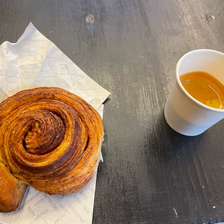 photo of Wani - Vegan Bakery Cinnamon roll shared by @ventobiancolunare on  30 Jul 2022 - review