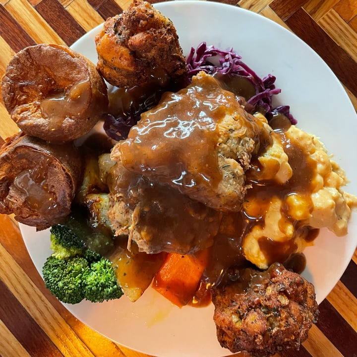 review photo of Make No Bones Sunday roast - roast chick’n shared by @nobloodnotears on 18 Apr 2022 - review