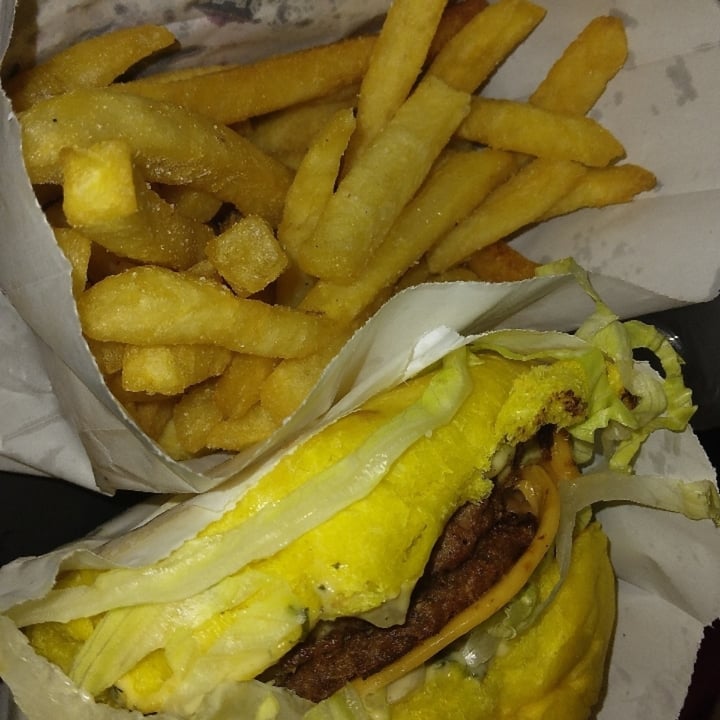 photo of VEGAN FOX Vegmac Burger shared by @rociomontenegr0 on  02 Feb 2022 - review