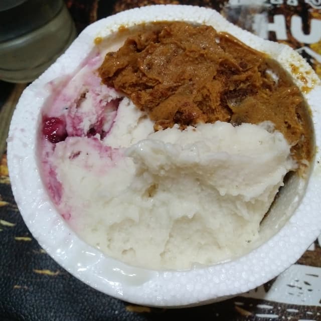 Foto del piatto “Helado vegano de chocolate blanco, cheesecake con frutos rojos y dulce de leche con brownie”