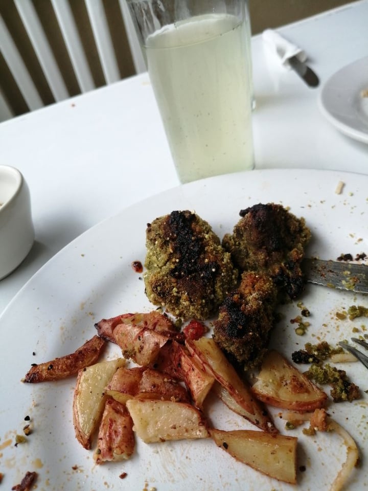 review photo of Loving Hut Xalapa Brócolis a la italiana y papas rostizadas shared by @cryturbate on 13 Feb 2020 - review