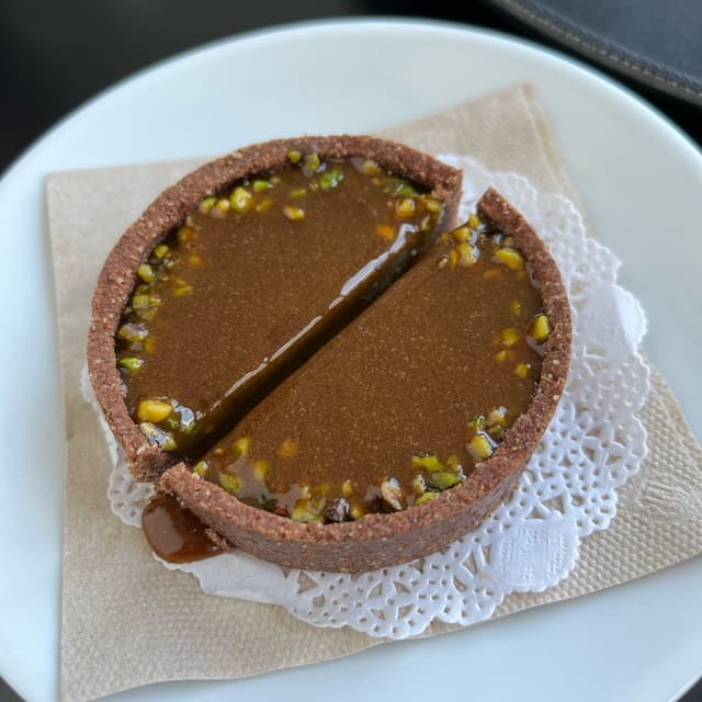 菜肴“Tortina al pistacchio e caramello salato”的照片