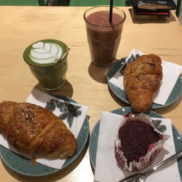 菜肴“matcha latte e brioche vegana”的照片