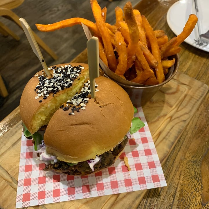 photo of Jamie's Italian Super Green Veggie Burger shared by @jashment on  02 Jun 2021 - review