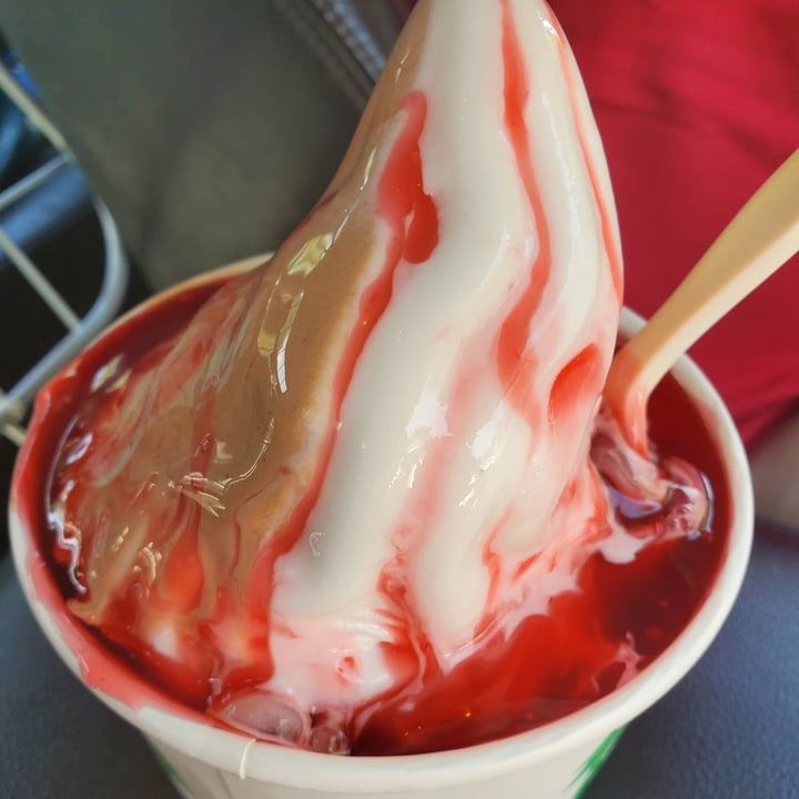 photo of Curbside Comforts Strawberry Sundae shared by @bocca on  10 Aug 2022 - review