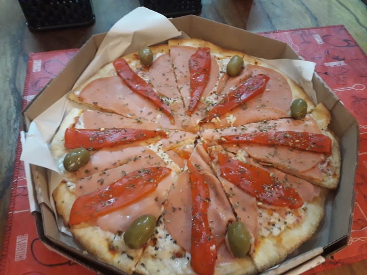 review photo of Pizza Who? Empanadas and Pizzas Premium Pizza De Jamon Y Morrones shared by @plagaa on 23 Nov 2019 - review