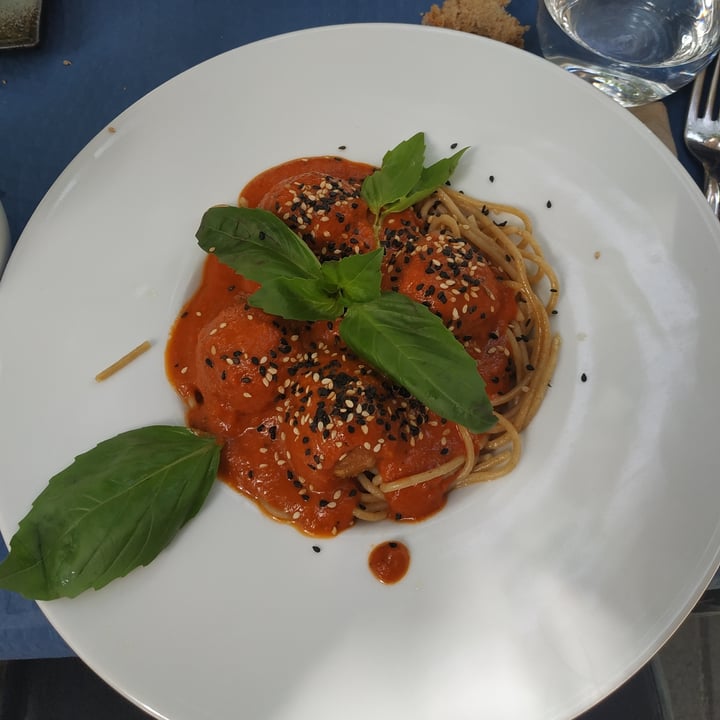 photo of Hakuna Matata Veggie Albondigas de Lentejas Rojas con salsa de Tomate Y Albahaca Sobre Espaguetis Salteados shared by @irenebaldrich on  30 Sep 2020 - review