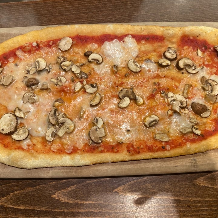 review photo of Zizzi Farnham Rustica Margarita with Mushrooms shared by @anaaragon on 22 Oct 2022 - review