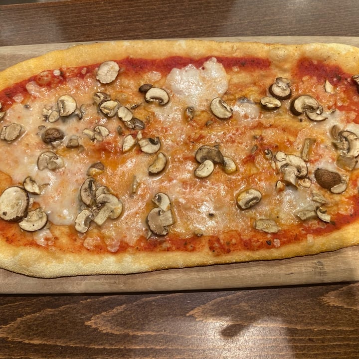 photo of Zizzi Farnham Rustica Margarita with Mushrooms shared by @anaaragon on  22 Oct 2022 - review