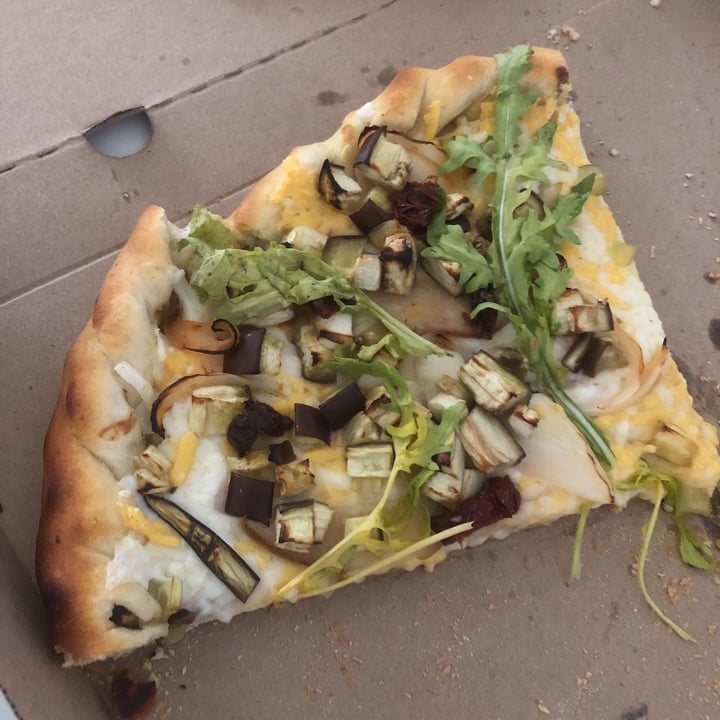 review photo of Veggino's Pizza Pizza mediterránea shared by @floorbrobles on 08 Apr 2021 - review