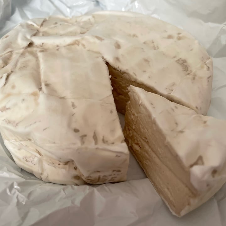 review photo of Nutty Artisan Foods Simply White Camembree shared by @lapinottina on 06 Jul 2022 - review