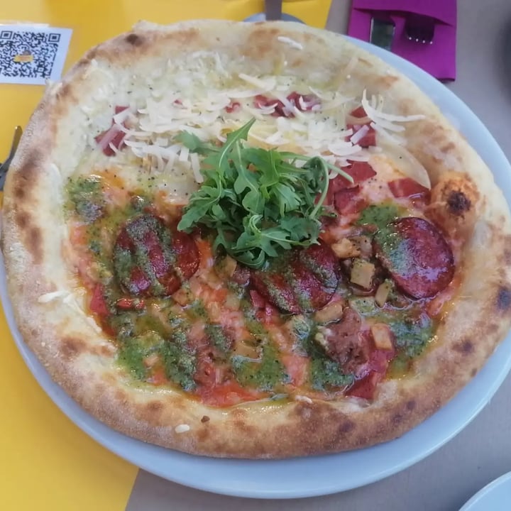 photo of New Freedom Cakes Café Dos Medias Pizzas shared by @maryveganaperdy on  03 Oct 2021 - review