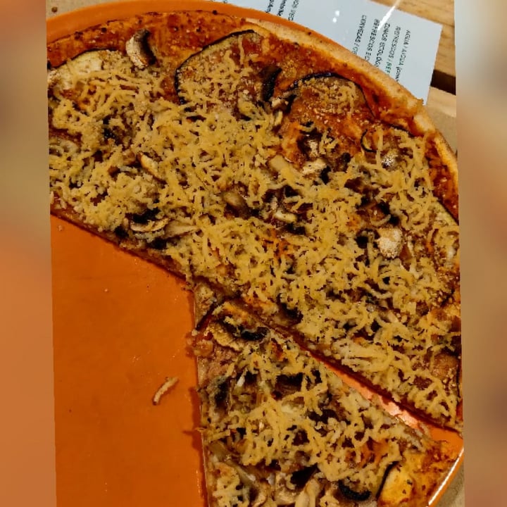photo of Dolce Pizza y Los Veganos Pizza parmigiana vegana shared by @bernat on  01 Nov 2021 - review