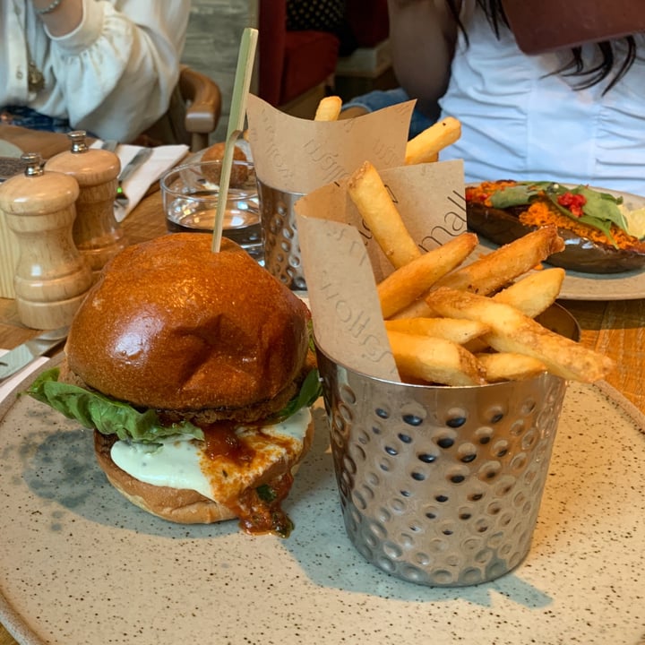 photo of mallow buttermilk plant chick’n with brioche and fries shared by @firavounaki on  29 May 2022 - review