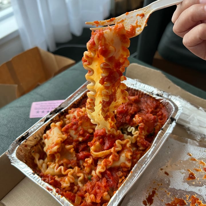 review photo of John's Pan Pizza, Steveston Village (Richmond, BC) vegan lasagna shared by @vanessaainsley on 17 May 2022 - review