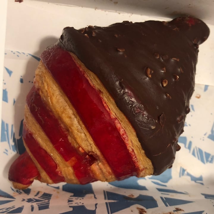 photo of Criss Cross Croissants Chocolate Raspberry shared by @zzuoli on  03 May 2022 - review