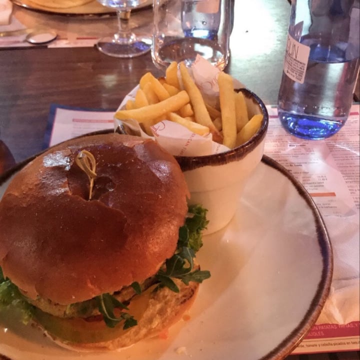 photo of Cotton Grill Veggie Burger shared by @elenaxgr on  08 Jul 2022 - review