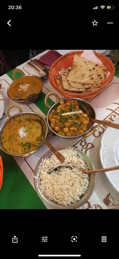 photo of Restaurant Veg World India Pan Naan Con Queso Vegano, Garbanzos Y Lentejas shared by @lauravegan on  23 Nov 2019 - review