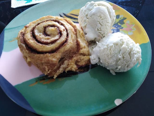 Photo of the dish “Cinnamon Roll con helado de vainilla”