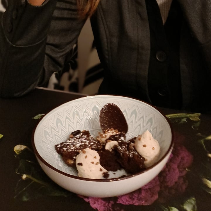 photo of Sesamo Nero Brownie alle mandorle con crema alla cannella e salsa al cioccolato shared by @maka89 on  03 Jan 2022 - review