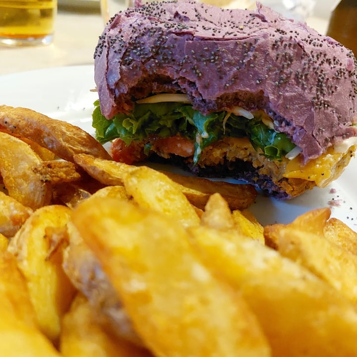 photo of Flower Burger Flower burger shared by @junimilano on  10 Jul 2022 - review
