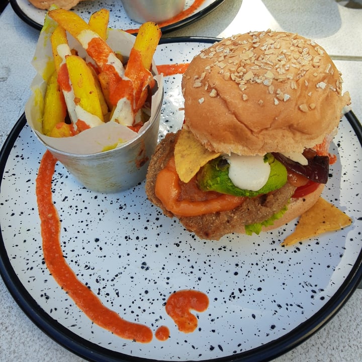 photo of Kali Plant-Based Menu del dia hamburguesa shared by @florcie444 on  10 Sep 2022 - review