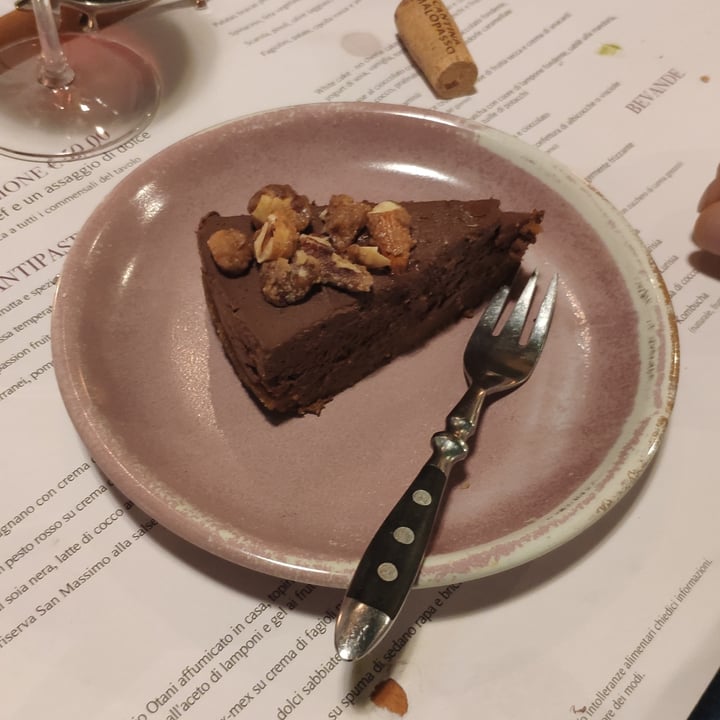 photo of Romeow Cat Bistrot Mousse al cioccolato con base biscotto, cioccolato fondente, latte di cocco, pralinato di nocciole e mandorle caramellate shared by @frenny on  11 May 2022 - review